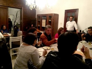 Manuel Carrasco, chef de Fonda Huitzillin, explicando uno de los platillos