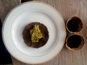 Guacamole con totopos de café y flor de geranios
