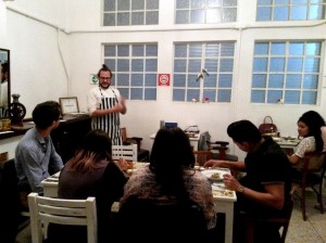 Manuel Carrasco explicando los platillos