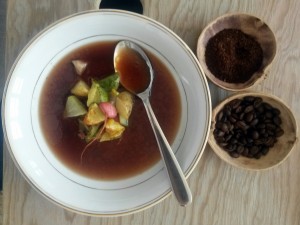 Consomé de carne con café y verduras al horno