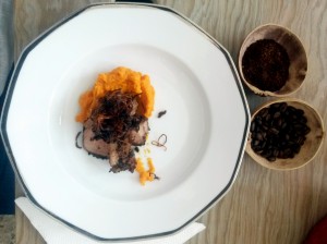 Entrecot al horno con café, cebolla caramelizada, puré de camote y flor de caléndula